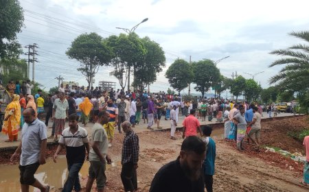 সাভারে জলাবদ্ধতা থেকে মুক্তির দাবিতে মহাসড়ক অবরোধ করেছে বিক্ষুব্ধ এলাকাবাসীর